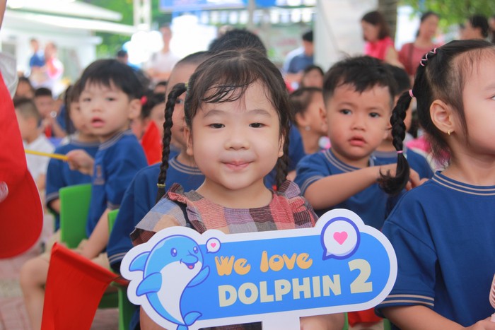 Bé Thảo Nhi (4 tuổi) lớp Dophin2 hân hoan trong buổi khai giảng.