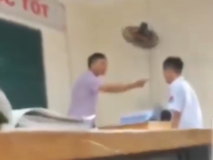 Thầy giáo dạy tiếng Anh của trường THPT Phan Huy Chú có những lời nói không đúng chuẩn mực, sự việc được học sinh trong lớp ghi lại video. Ảnh cắt từ video