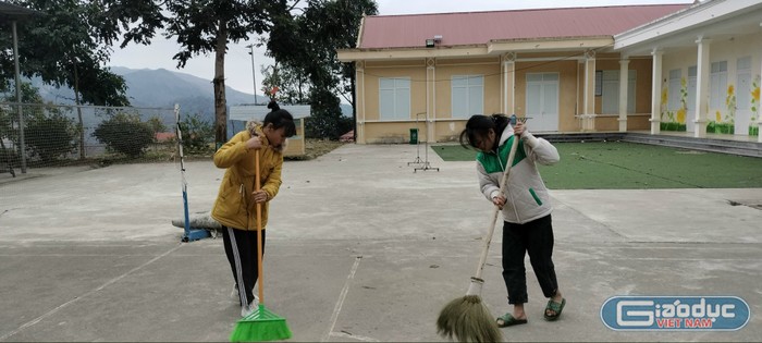 Học sinh nhà trường quét dọn sân trường. (Ảnh: NVCC)