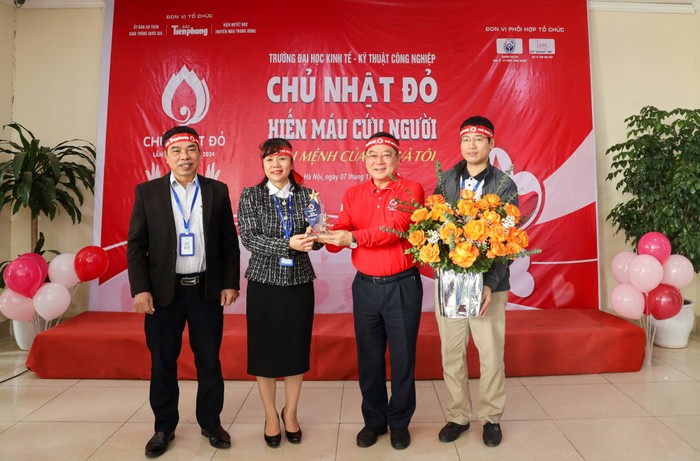 Ông Lê Xuân Sơn – Tổng biên tập Báo Tiền phong phát biểu, tặng kỷ niệm chương và hoa tại buổi lễ