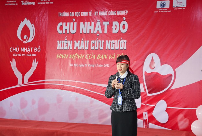 TS. Phạm Thị Thu Hoài – Phó Bí thư Đảng ủy, Chủ tịch Hội đồng trường phát biểu tại buổi lễ