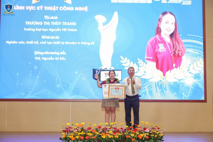 Sinh viên Trường Đại học Nguyễn Tất Thành nhận giải với đề tài dự thi nghiên cứu, thiết kế, chế tạo thiết bị Monitor 4 thông số. (Ảnh: NTCC)