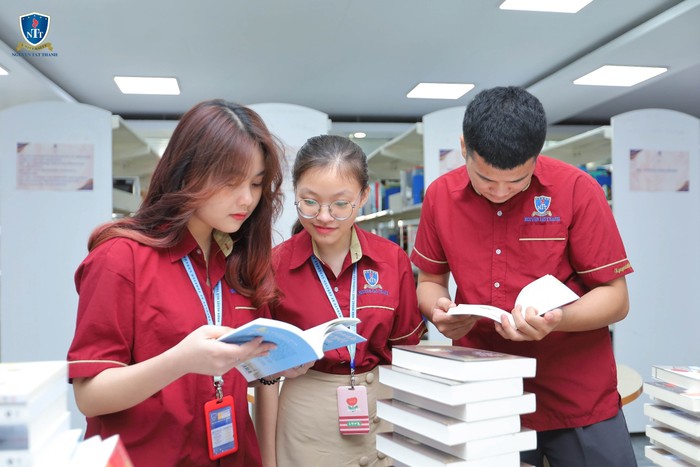Sinh viên trường Đại học Nguyễn Tất Thành đọc sách tại Thư viện của Nhà trường. (Ảnh: Trường Đại học Nguyễn Tất Thành cung cấp)