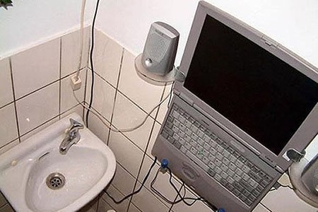 Laptop biến thành thiết bị giải trí trong toilet.