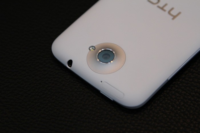 Camera 8mp, f2.0, ống kính 28 mm ngoài ra còn được trang bị ImageSense và đèn Flash thông minh tự động điều chỉnh độ sáng. Đây được coi là 1 bước tiến của HTC trong việc chụp ảnh.