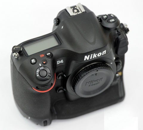 Nikon D4 (128 triệu đồng): D4 vẫn chưa được Canon ra mắt chính thức tại Việt Nam, nhưng máy đã đến tay một số người dùng. Đây là chiếc DSRL có giá cao nhất xuất hiện đầu năm nay.
