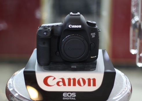 Canon EOS 5D Mark III (89 triệu đồng): Xuất hiện đầu tháng 3, 5D Mark III nhanh chóng được Canon mang ra thị trường.