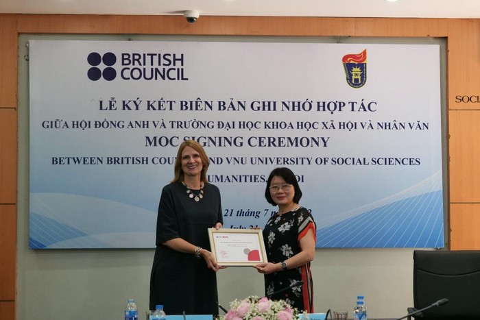 Bà Donna McGowan (Đại diện Hội đồng Anh, bên trái) cùng Giám đốc Trung tâm Ngoại ngữ và Hợp tác Đào tạo Nguyễn Thị Thanh Hà (phải) trong lễ ký kết hợp tác, ngày 21/7/2022. (ảnh: NTCC)