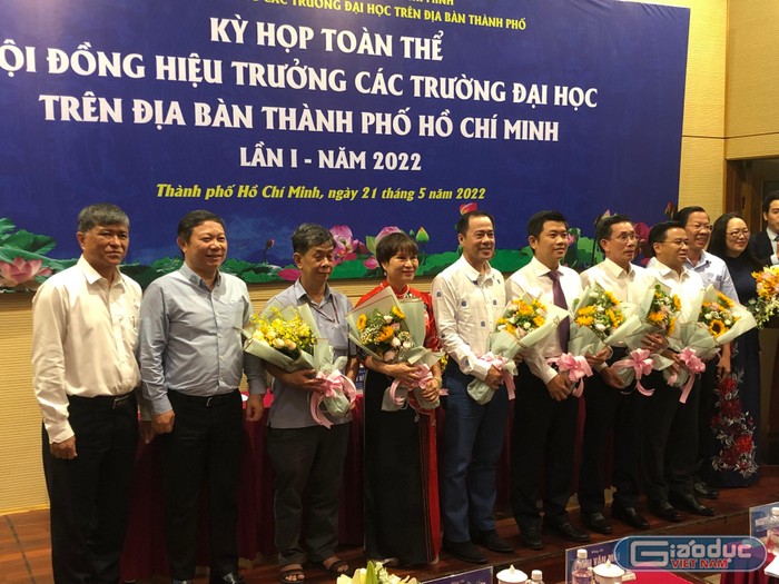 Sáu chủ tịch hội đồng hiệu trưởng các khối ngành trực thuộc Hội đồng Hiệu trưởng Thành phố Hồ Chí Minh ra mắt ngày 21/5 (ảnh: Lê Phương)