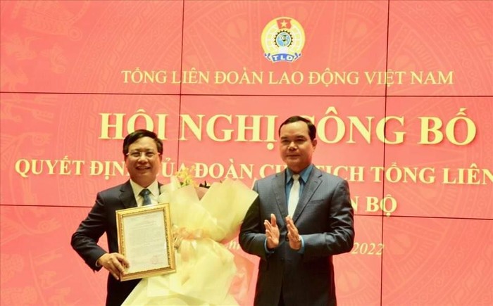 Ông Vũ Anh Đức (bên trái) làm Chủ tịch Hội đồng trường trường Đại học Tôn Đức Thắng nhiệm kỳ 2021-2026