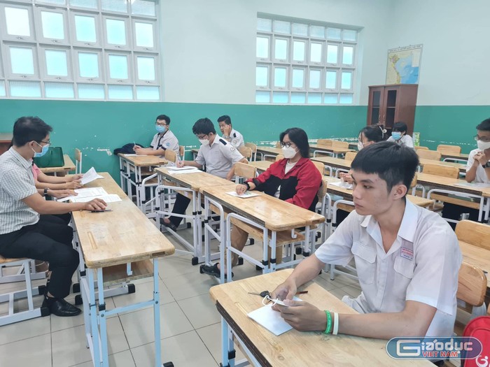 Tại điểm thi Trường trung học cơ sở Võ Trường Toản (quận 1) có gần 500 thí sinh dự thi (ảnh: Lê Phương)