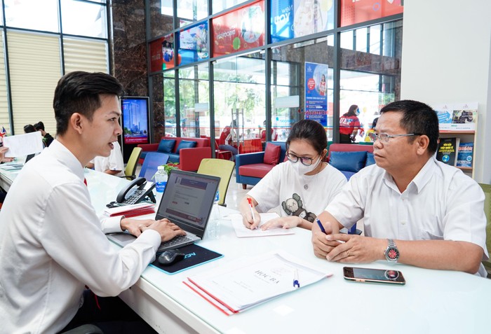 Thí sinh cùng phụ huynh tìm hiểu thông tin xét tuyển bằng điểm học bạ tại một trường đại học ở Thành phố Hồ Chí Minh (ảnh minh hoạ: P.Đ)