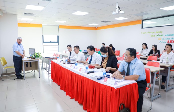 Ông Trịnh Đức Chinh trong buổi bảo vệ luận văn tốt nghiệp thạc sĩ ngày 27/7 mới đây (ảnh: P.Đ)