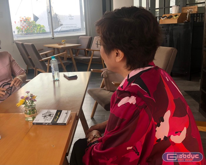 Cô Trần Thị Trung Hiền chia sẻ với phóng viên sau khi nhận quyết định thôi việc (ảnh: L.P)