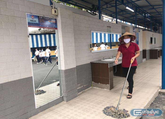 Khu nhà vệ sinh nam rất rộng được đầu tư gần 400 triệu đồng của trường Trung học phổ thông Trần Khai Nguyên luôn có nhân viên lao công túc trực lau dọn (ảnh: L.P)