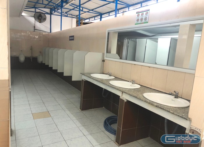 Với hơn 2.000 học sinh nhưng các khu nhà vệ sinh trường Trung học phổ thông Trần Khai Nguyên luôn đảm bảo đạt chuẩn, sạch đẹp (ảnh: L.P)