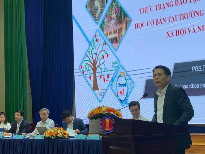 Phó giáo sư, Tiến sĩ Bùi Thành Nam – Trưởng phòng đào tạo Trường Đại học Khoa học xã hội và Nhân văn (Đại học Quốc gia Hà Nội) chia sẻ về thực trạng đào tạo các ngành khoa học cơ bản tại trường mình. Ảnh: LP