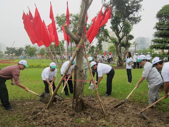 Các nhà lãnh đạo trồng cây nêu tấm gương xanh