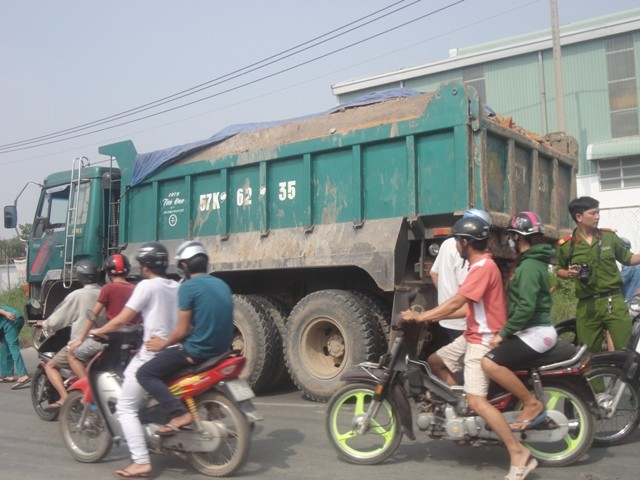 Chiếc xe ben chở đầy đất cát, chạy lấn tuyến với tốc độ cao gây tai nạn tại hiện trường