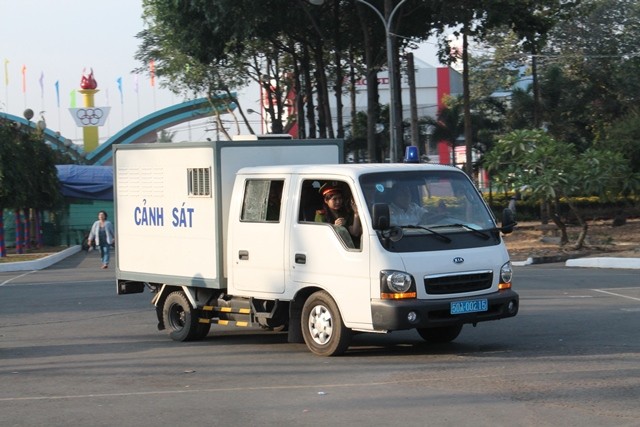 Xe chở hai bảo mẫu hành hạ trẻ em tiến vào hội trường nhà thiếu nhi