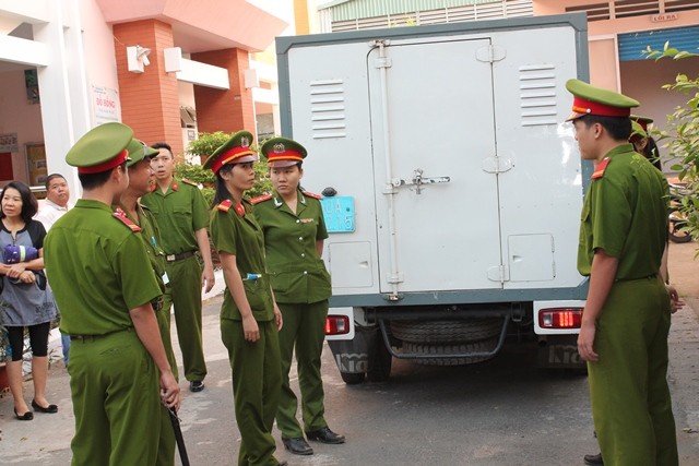 An ninh được đảm bảo an toàn với đông đảo lực lượng công an có mặt tại phiên tòa