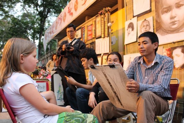 Nhiều du khách thích thú với hoạt động vẽ chân dung tại chỗ, từ trẻ em...