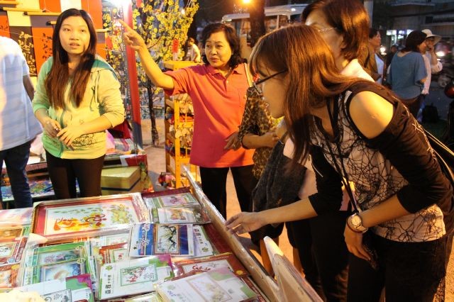 Nhiều du khách đến tham quan và mua sắm tại phố ông Đồ năm 2014