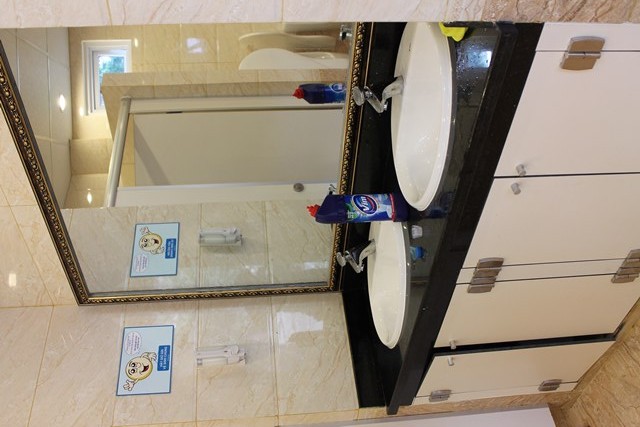Bên trong được trang bị gương soi phía trên các bồn rửa tay rất tiện nghi cho người sử dụng