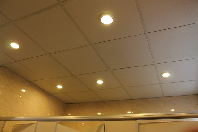 Hệ thống chiếu sáng 24/24 bằng đèn led tiết kiệm điện bên trong nhà vệ sinh