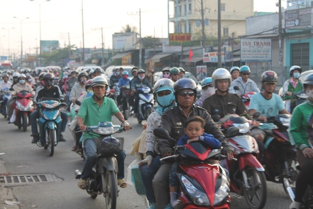 Dòng người vội vã trở lại Sài Gòn sau kì nghỉ Tết khiến nhiều đoạn trên quốc lộ 1 ùn tắc cục bộ