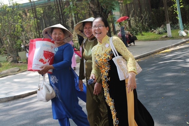 Lễ hội Áo dài không chỉ thu hút các bạn trẻ mà còn là điểm đến thú vị của nhiều quý bà, quý cô trong trang phục áo dài truyền thống