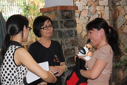 Bà Bích Trâm (giữa) khẳng định không có chuyện chồng mình nhập viện vì áp lực mất nhà. Ảnh: Việt Văn