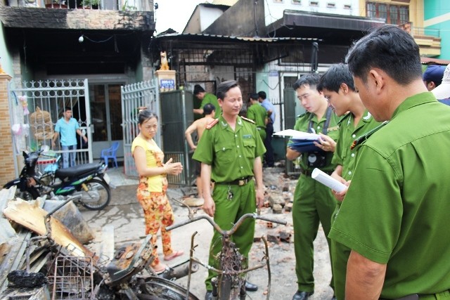 Công an tiến hành khám nghiệm hiện trường sau khi Nam châm xăng đốt nhà chị Tr.