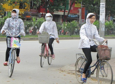 Áo chống nắng được nhiều nữ sinh mặc trong mùa hè mỗi khi ra đường.
