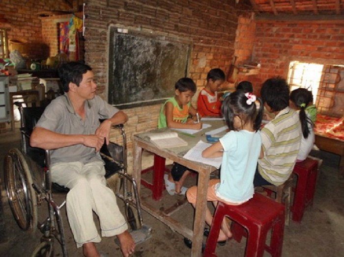 Thầy Tư Trang đang dạy các em nhỏ học bài.