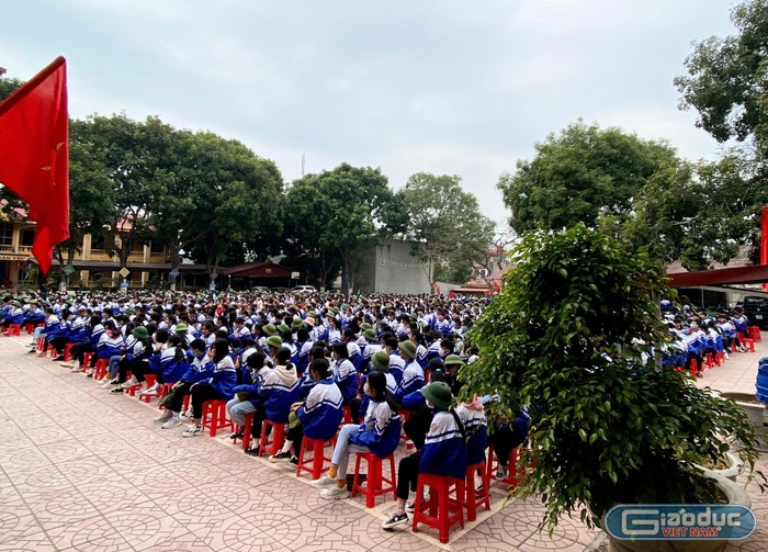 Mặc dù số lượng học sinh tham gia hội thảo rất đông nhưng các em vẫn luôn lắng nghe, chia sẻ, giao lưu nhiệt tình cùng Giáo sư Nguyễn Lân Dũng (Ảnh: Phạm Minh)