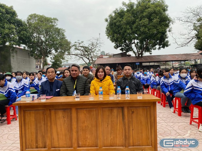 Giáo sư Nguyễn Lân Dũng cùng các thầy cô giáo của Trường Trung học phổ thông Lục Ngạn số 2 (Ảnh: Phạm Minh)