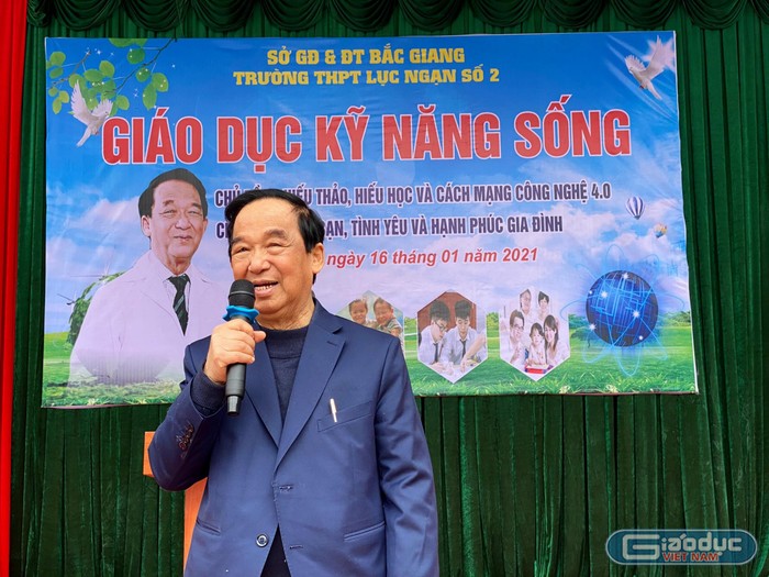 Giáo sư Nguyễn Lân Dũng chia sẻ học sinh những yêu cầu đặt ra đối với con người thời đại 4.0 (Ảnh: Phạm Minh)