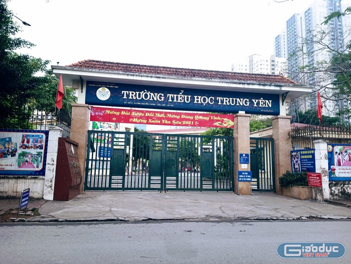 Phụ huynh phản ánh việc Trường Tiểu học Trung Yên chuyển công năng phòng bảo vệ thành căng tin và thu phí dọn dẹp vệ sinh sai quy định (Ảnh: Phạm Minh)