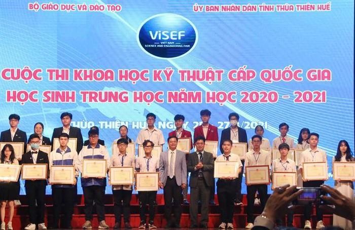 Việc tuyển thẳng thí sinh đoạt giải Cuộc thi Khoa học kỹ thuật vẫn có thêm những tiêu chí xét tuyển khác (Ảnh: Bộ Giáo dục và Đào tạo)