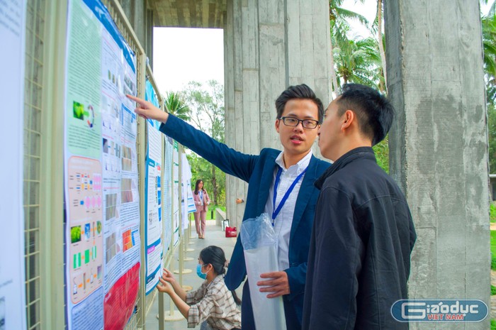 Nguyễn Hoàng An (áo xanh) nhận được học bổng toàn phần bậc Thạc sĩ du học châu Âu (Ảnh: NVCC)