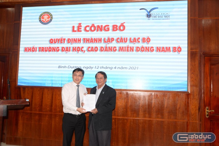 Phó Giáo sư. Tiến sĩ Nguyễn Minh Tâm – Phó Giám đốc Đại học Quốc gia Thành phố Hồ Chí Minh, Phó chủ tịch Hiệp hội trao quyết định thành lập Câu lạc bộ