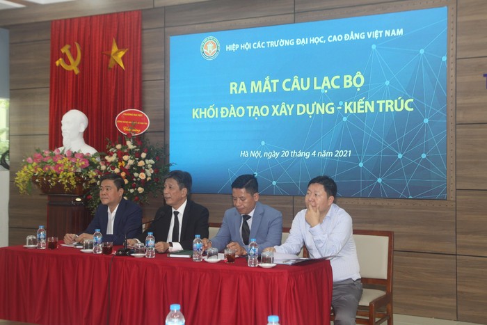 Đại diện Ban chủ nhiệm câu lạc bộ thảo luận và lên kế hoạch hoạt động trong nhiệm kỳ đầu tiên (Ảnh: Nhà xuất bản Xây dựng)