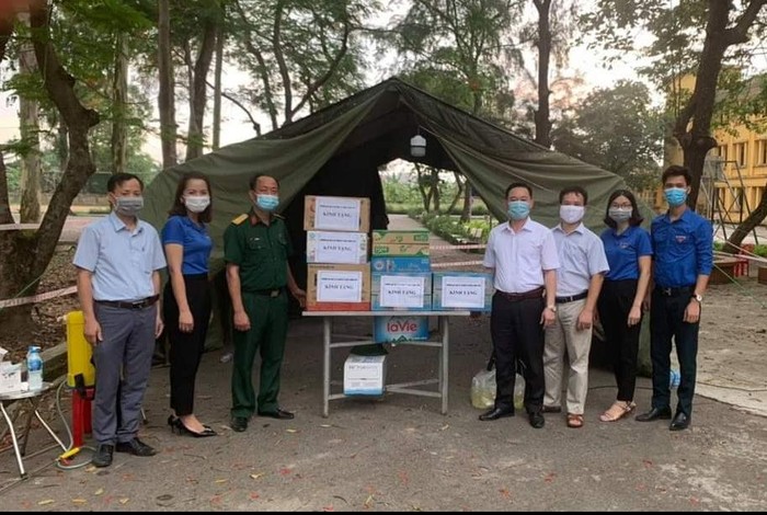 Không chỉ trưng dụng khu ký túc hỗ trợ công tác chống dịch, nhà trường còn tặng quà và khẩu trang, nước sát khuẩn cho khu cách ly. (Ảnh: Nhà trường cung cấp)