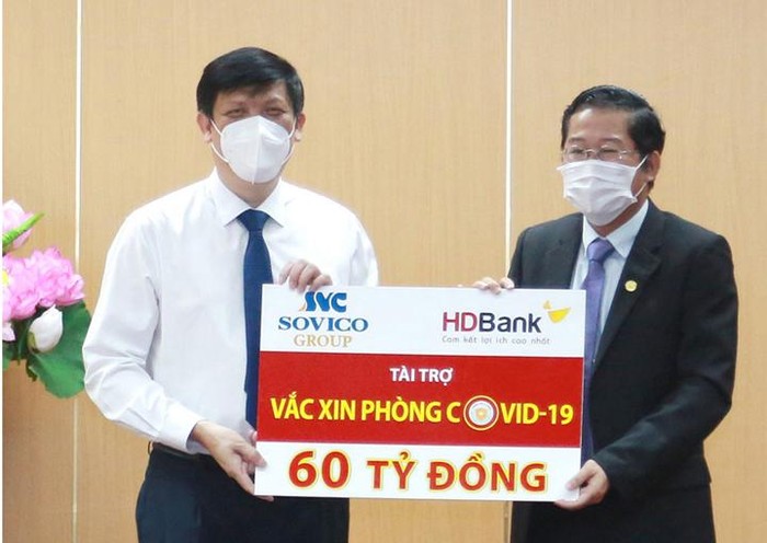 HDBank và Sovico Group đã trao nguồn kinh phí 60 tỷ đồng mua vắc-xin ngừa Covid-19 cho đại diện Bộ Y tế. (ảnh HDBank)