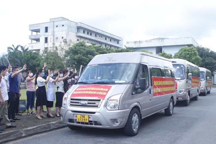 Nhà trường và người thân tiễn đoàn tình nguyện lên đường làm nhiệm vụ. (Ảnh: Nhà trường cung cấp)