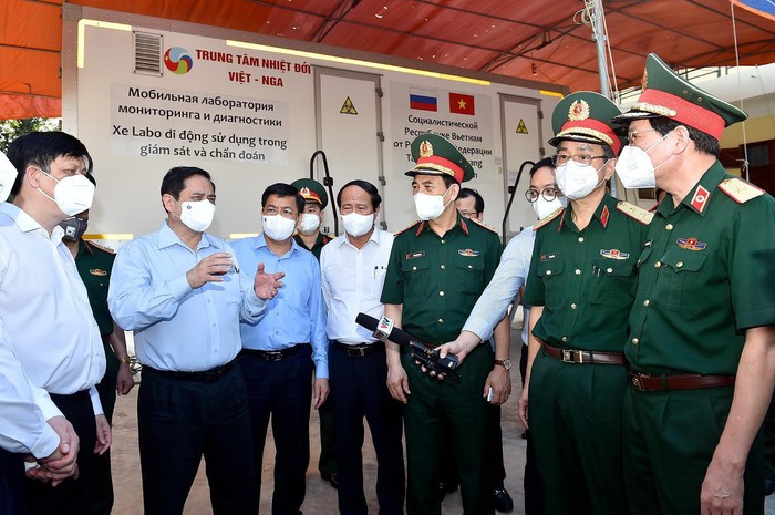 Thủ tướng Phạm Minh Chính thị sát Bệnh viện dã chiến số 2 tại Trung đoàn 831 thuộc Bộ Chỉ huy Quân sự tỉnh Bắc Giang