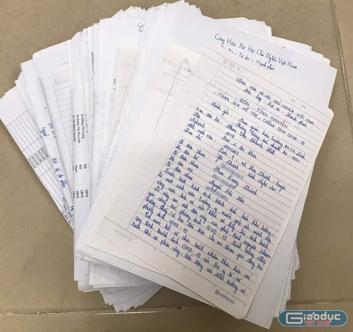 Đoàn trường nhận hơn 1000 lá đơn tình nguyện viết tay của sinh viên và giảng viên. (Ảnh: NVCC)