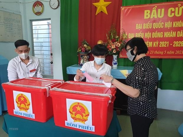 Các cử tri tại điểm phiếu số 10, khu phố chợ phường Lái Thiêu, thành phố Thuận An (Bình Dương) đi bầu cử.