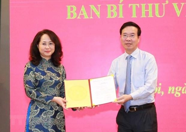 Ông Võ Văn Thưởng, Ủy viên Bộ Chính trị, Thường trực Ban Bí thư trao Quyết định của Bộ Chính trị điều động, bổ nhiệm bà Lâm Thị Phương Thanh giữ chức Phó Chánh Văn phòng Trung ương Đảng.